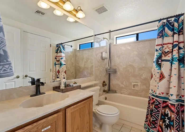 Southwestern Paradise, Simply Classic 4bed 3bath Holiday home *