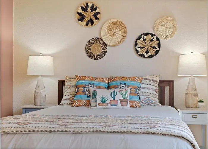 Southwestern Paradise, Simply Classic 4bed 3bath