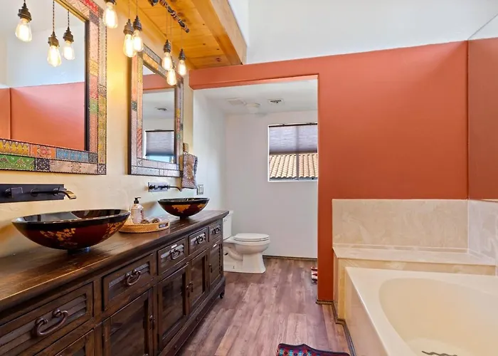 Southwestern Paradise, Simply Classic 4bed 3bath Holiday home *