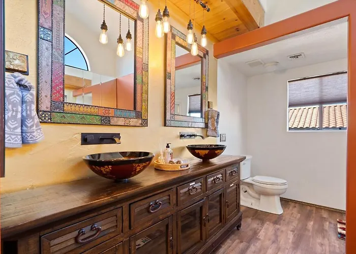 Southwestern Paradise, Simply Classic 4bed 3bath Holiday home *