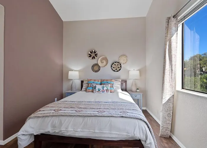 Southwestern Paradise, Simply Classic 4bed 3bath *