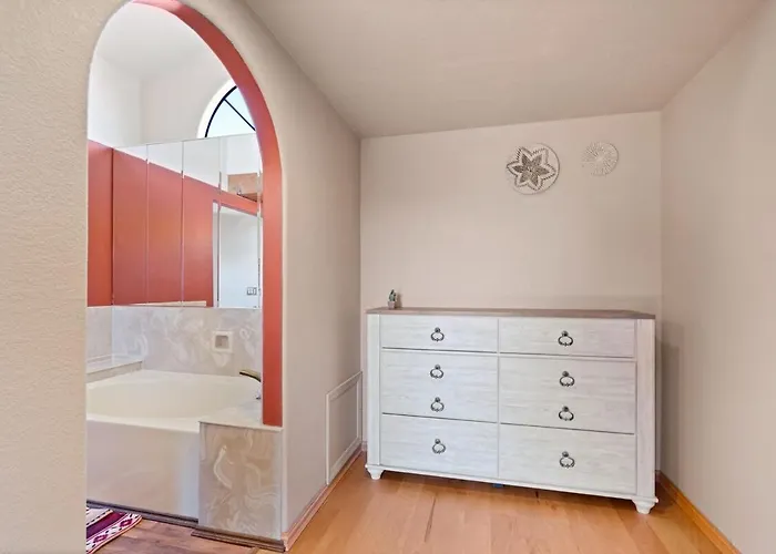 Southwestern Paradise, Simply Classic 4bed 3bath Holiday home *